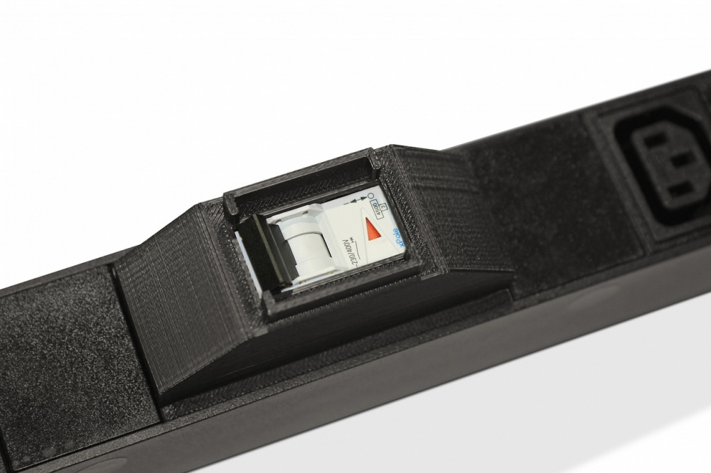 Hyperline SHE-18IEC-6BIEC-3V-3PVR_3