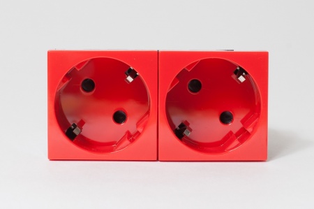 Розетка электрическая 2х2К+З со шторками, с безвинтовым зажимом,  под углом 45гр, красная SPL 200010-1