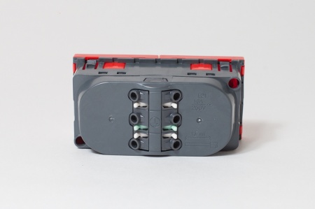 Розетка электрическая 2К+З со шторками, с безвинтовым зажимом, красная SPL 200015-1