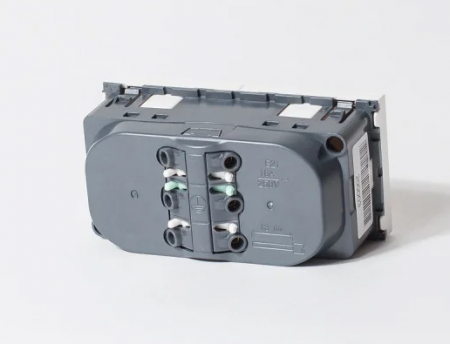 Розетка электрическая 2х2К+З со шторками, с безвинтовым зажимом,  под углом 45гр, белая SPL 200003-1