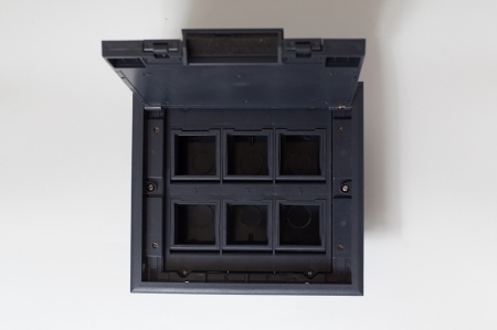 Люк на 6 постов (45х45) горизонтально, металл/ пластик, с пластиковой коробкой, IP40 SPL 300006-1