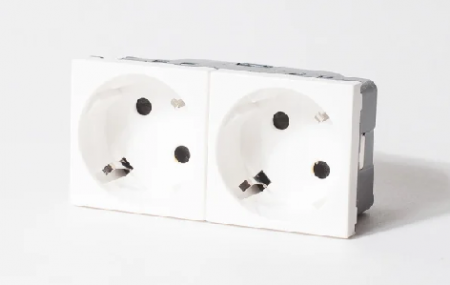Розетка электрическая 2х2К+З со шторками, с безвинтовым зажимом,  под углом 45гр, белая SPL 200003-0